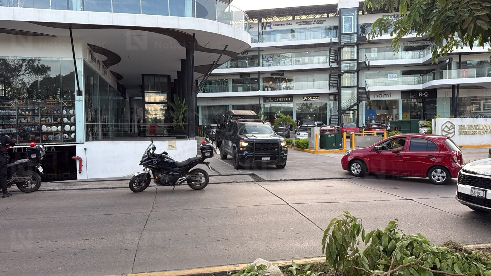 Hombre pierde la vida en una hospital tras ser baleado afuera de una plaza comercial