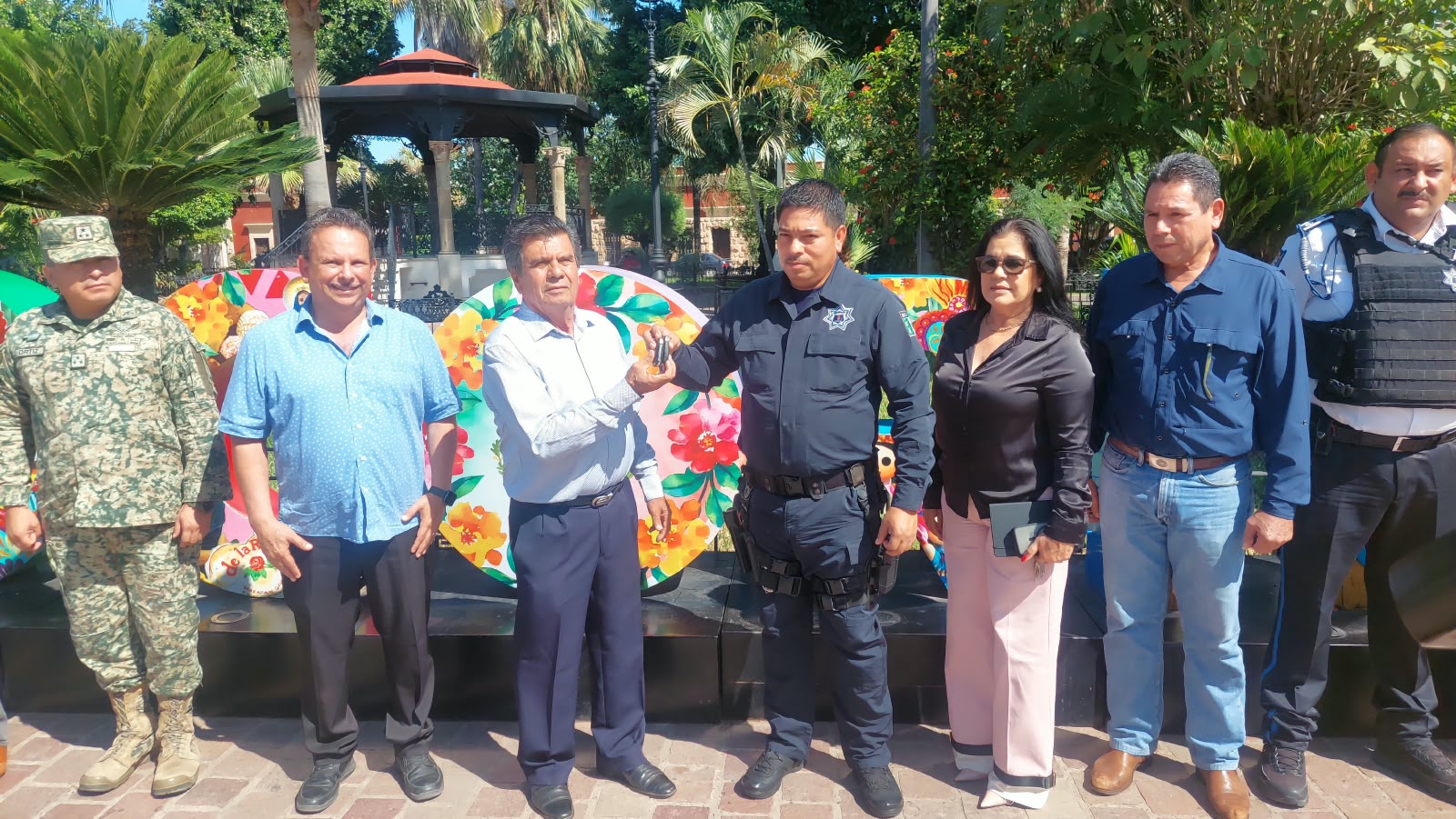 Ayuntamiento de Mocorito entrega patrullas a la DSCyMS