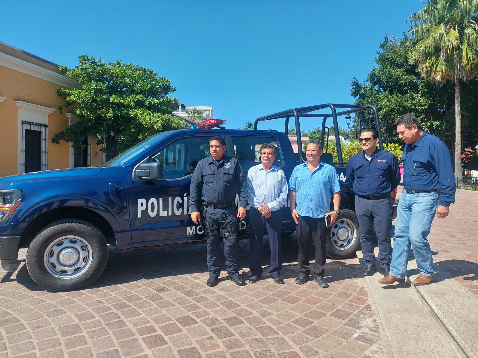 Ayuntamiento de Mocorito entrega patrullas a la DSCyMS