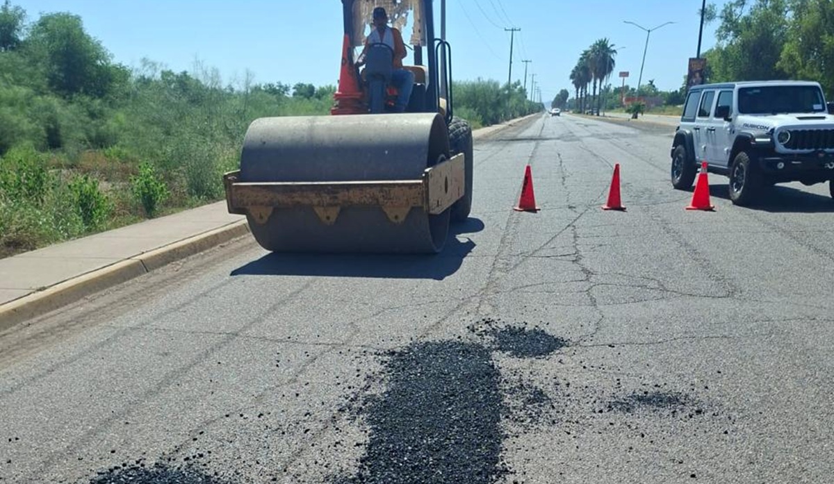 Bacheo de vialidades en Los Mochis