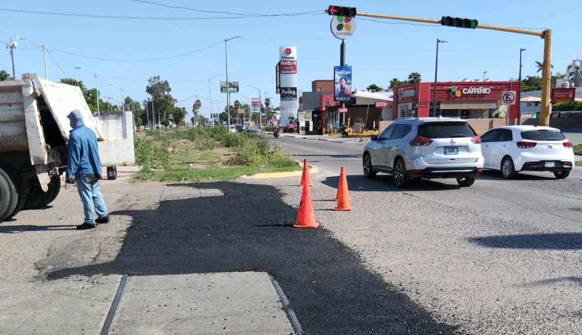 Bacheo de vialidades en Los Mochis