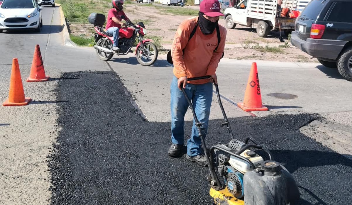 Bacheo de vialidades en Los Mochis