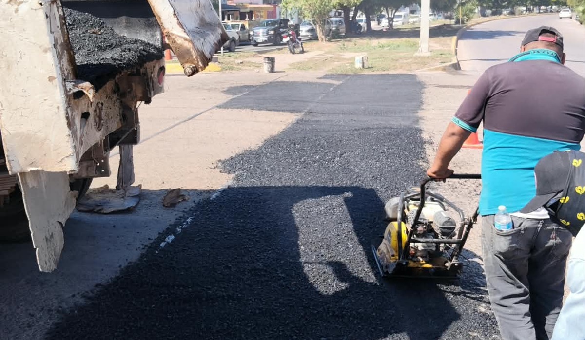 Bacheo de vialidades en Los Mochis