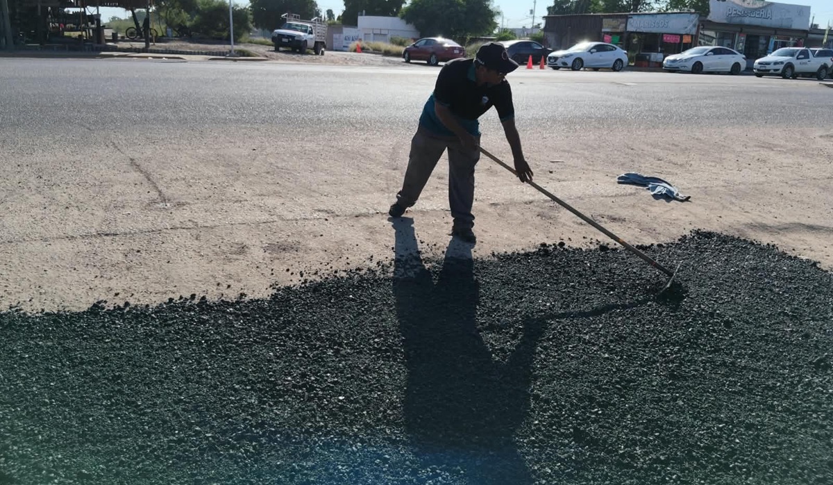 Bacheo de vialidades en Los Mochis