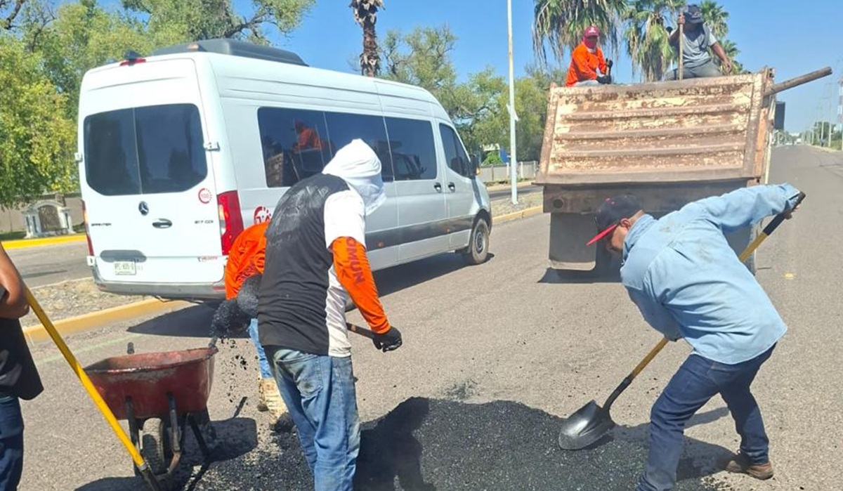 Bacheo de vialidades en Los Mochis