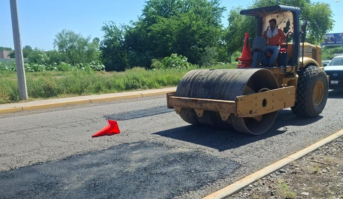 Bacheo de vialidades en Los Mochis