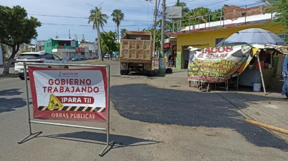 Reparan baches en el Centro de Mazatlán, Sinaloa; Obras Públicas mantiene trabajos en colonias y comunidades rurales