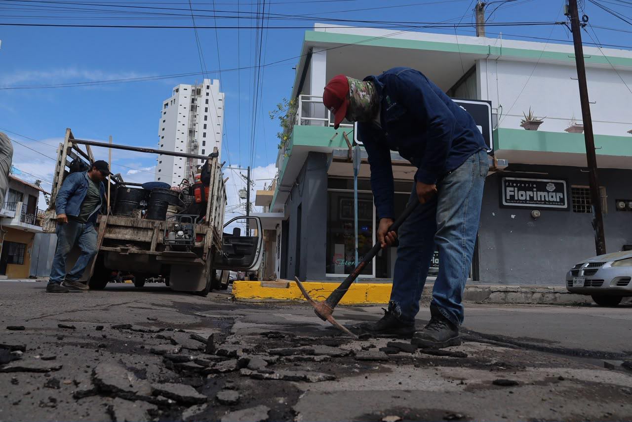 Bacheo y otras obras en calle Benito Juárez, del Centro de Mazatlán