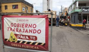 Realizan trabajos de bacheo y alumbrado en la calle Benito Juárez, en el Centro de Mazatlán, Sinaloa