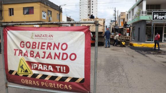 Realizan trabajos de bacheo y alumbrado en la calle Benito Juárez, en el Centro de Mazatlán, Sinaloa