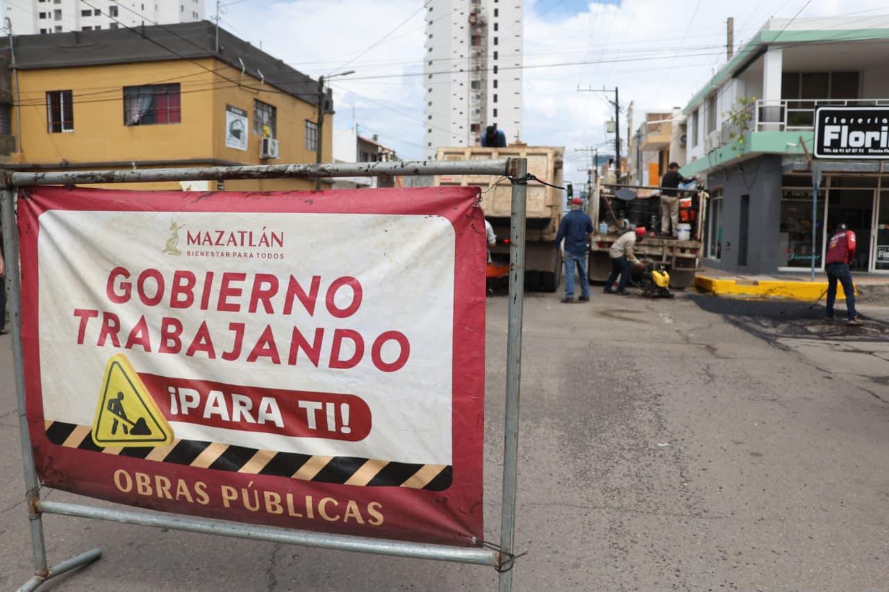 Bacheo y otras obras en calle Benito Juárez, del Centro de Mazatlán