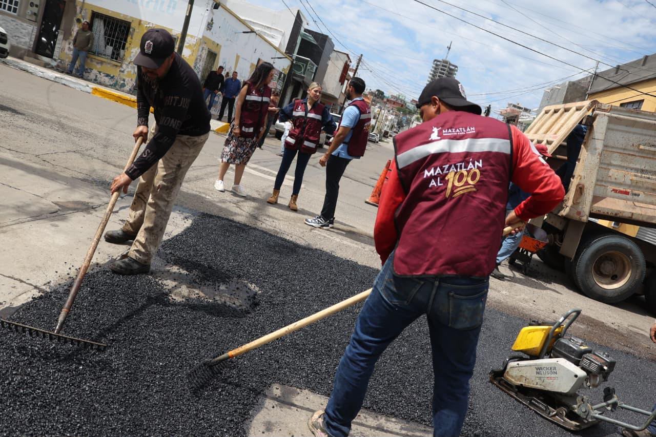 Bacheo y otras obras en calle Benito Juárez, del Centro de Mazatlán