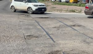 “Truenan” automovilistas por baches en Centenario y Macario Gaxiola, en Los Mochis; piden concreto hidráulico
