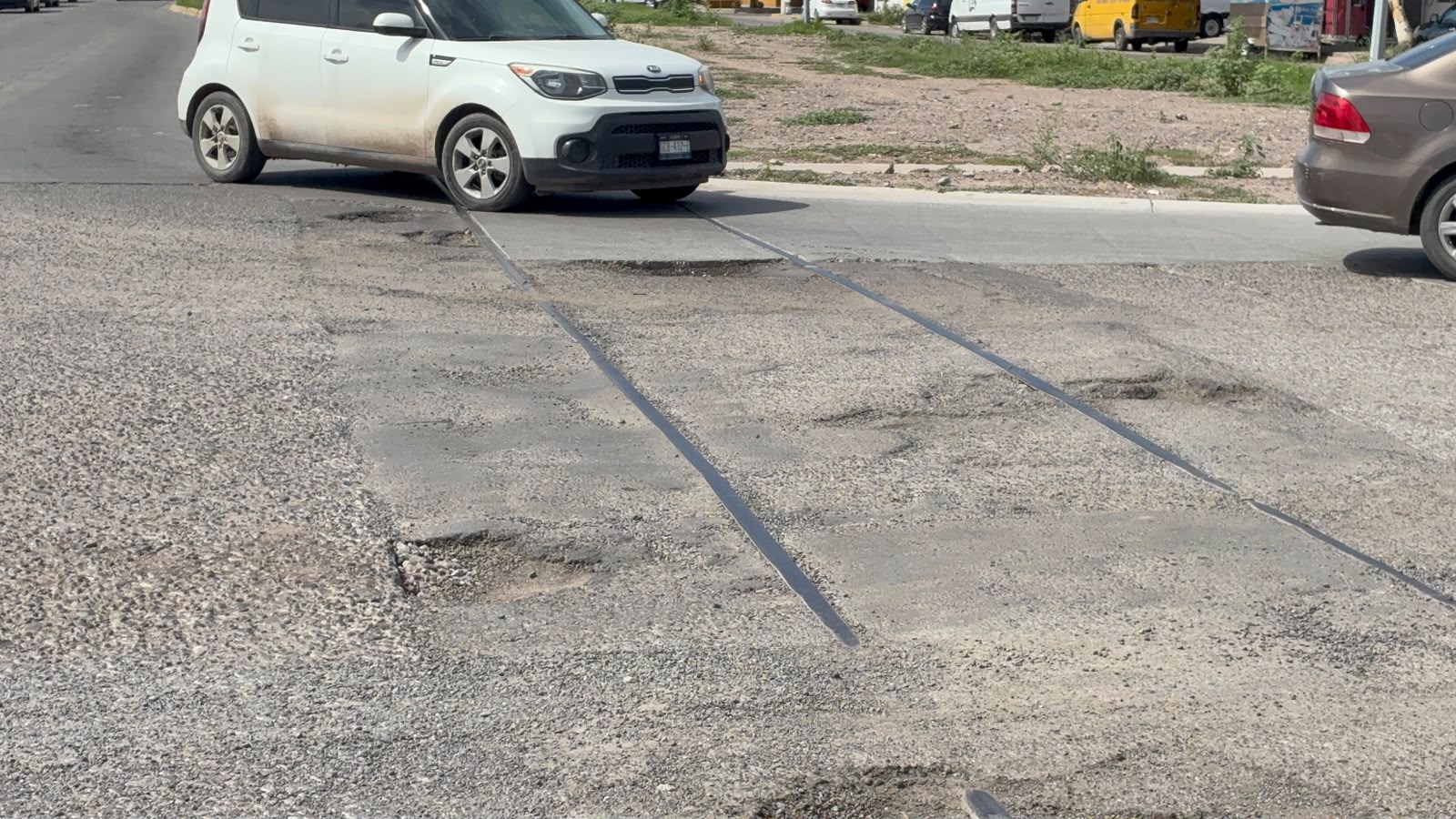 Baches y rieles en calles de Los Mochis