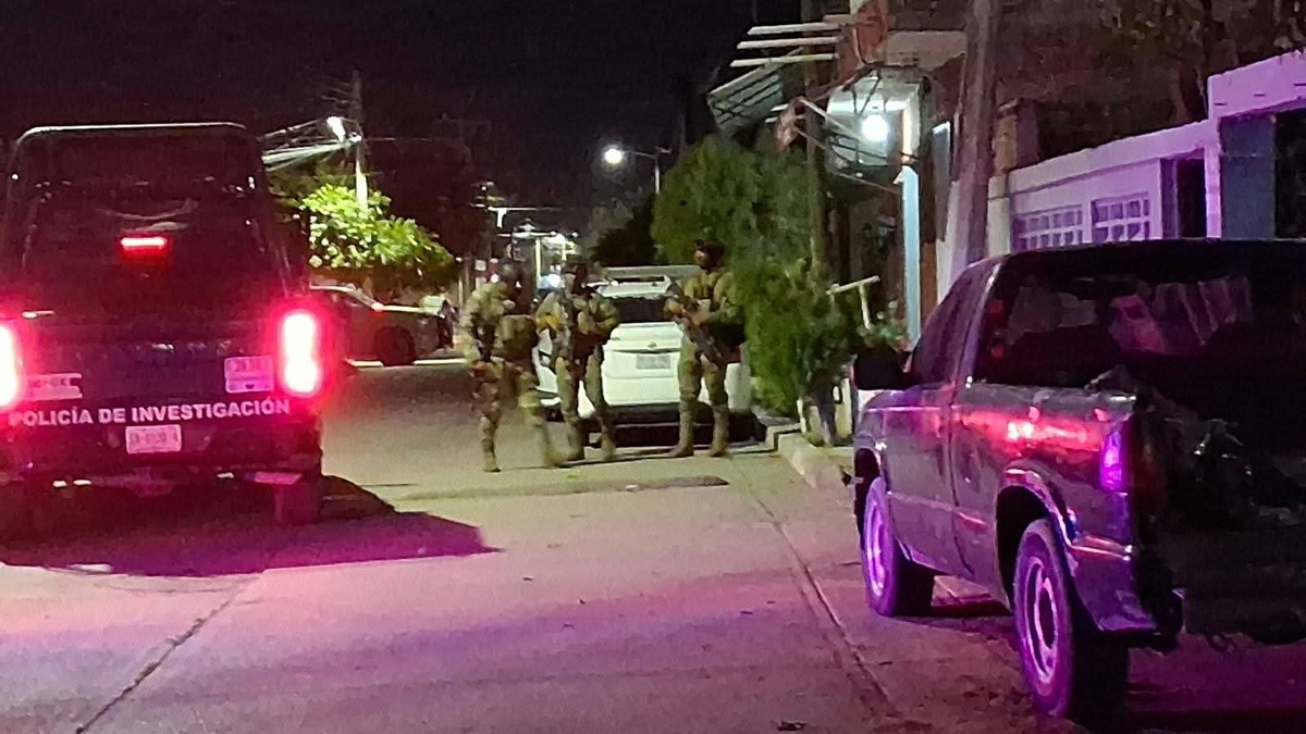 Balean vivienda en la colonia Salvador Allende, en Mazatlán