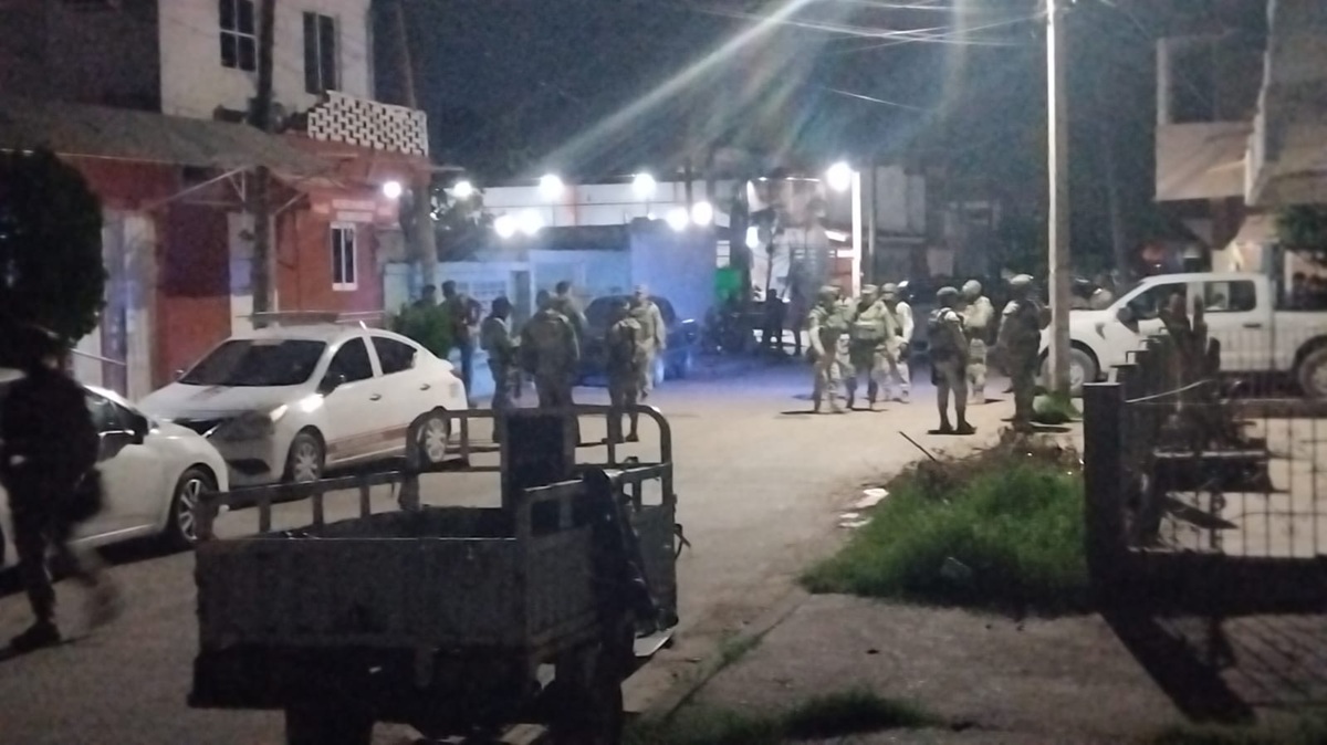 Balean vivienda en la colonia Salvador Allende, en Mazatlán