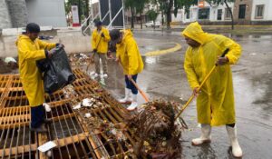 Lluvias sobre Los Mochis ‘sacan a flote’ 3 toneladas de basura; Servicios Públicos emprende labores de limpieza
