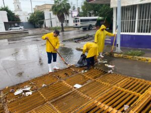 Lluvias sobre Los Mochis ‘sacan a flote’ 3 toneladas de basura