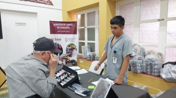 Beneficencia Pública supera los 10 mil apoyos en Sinaloa; entregan 273 lentes en Salvador Alvarado