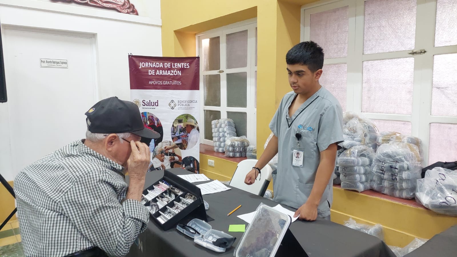 Beneficiencia Pública entrega lentes de armazón en Salvador Alvarado