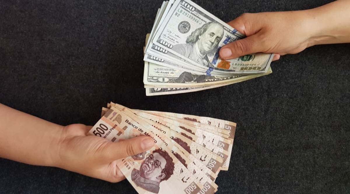 Billetes de dólares y pesos mexicanos