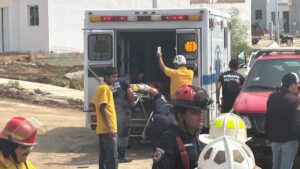 bomberos rescatan a motociclista en mazatlan