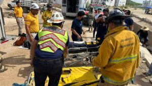 bomberos rescatan a motociclista en mazatlan lesionado