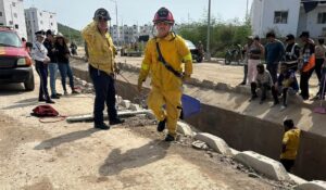 ¡Acabó en un canal! Bomberos rescatan a motociclista lesionado en Cima Horizonte, en Mazatlán, Sinaloa