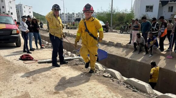 ¡Acabó en un canal! Bomberos rescatan a motociclista lesionado en Cima Horizonte, en Mazatlán, Sinaloa