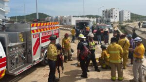 bomberos rescatan a motociclista en mazatlan sinaloa
