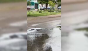 Brotan aguas negras tras obras de Jumapam y vecinos piden acelerar trabajos en Infonavit Playas de Mazatlán, Sinaloa