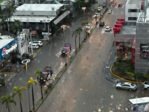 Bulevar inundado en Mazatlán