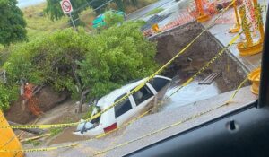 Cae camioneta en enorme hoyo de construcción lleno de agua y derriba estructuras en Guasave