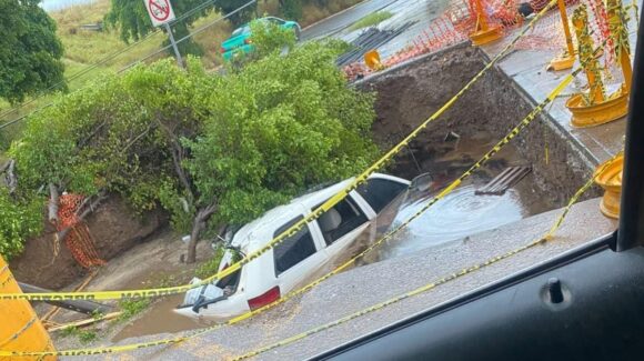 Cae camioneta en enorme hoyo de construcción lleno de agua y derriba estructuras en Guasave