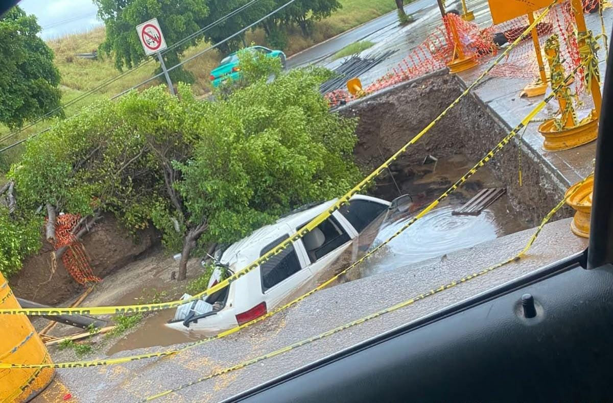 Cae camioneta en enorme hoyo de construcción lleno de agua y derriba estructuras en Guasave