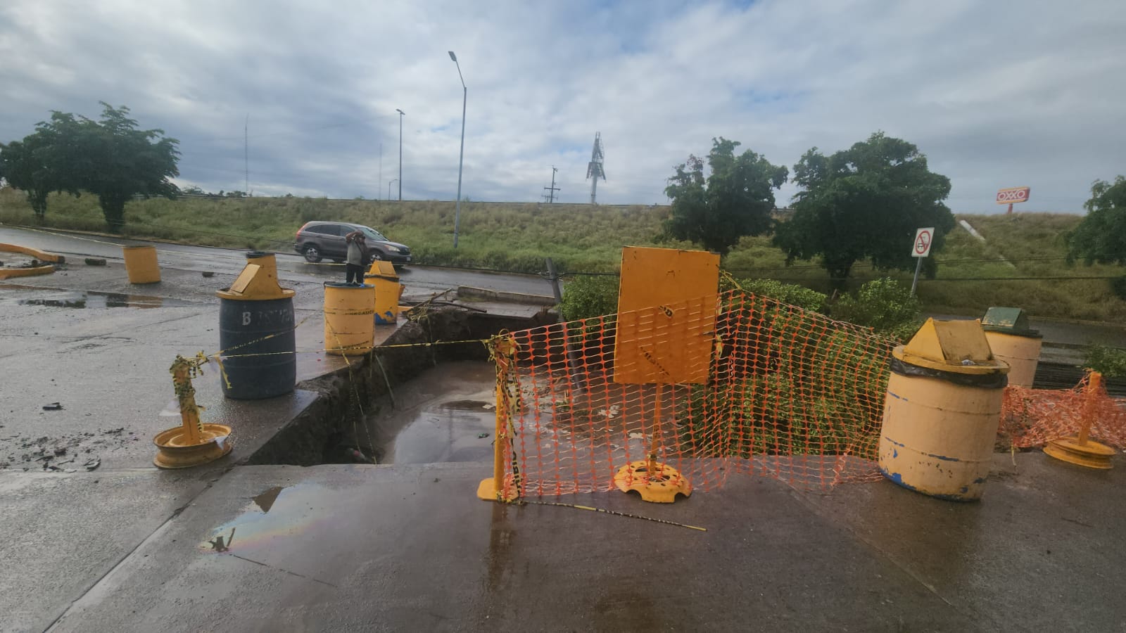 Cae camioneta en enorme hoyo de construcción lleno de agua y derriba estructuras en Guasave