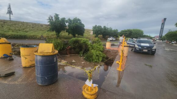 Identifican a jóvenes que cayeron en hoyo lleno de agua con su camioneta en Guasave; dos son menores