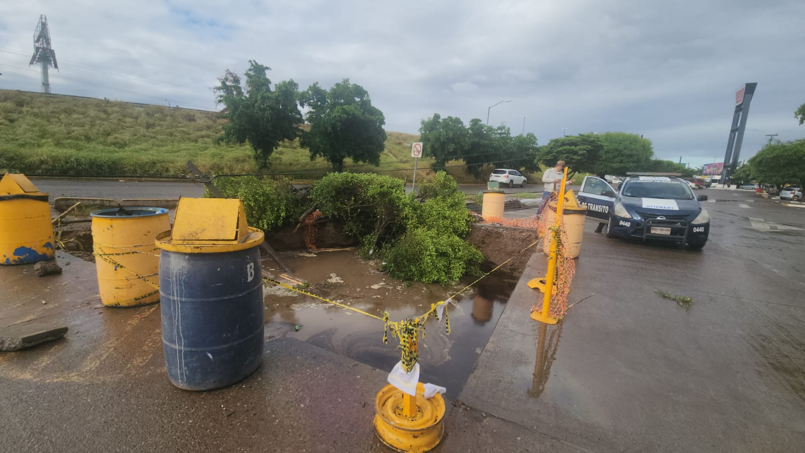 Cae camioneta en enorme hoyo de construcción lleno de agua y derriba estructuras en Guasave