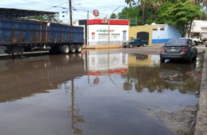 Calle con agua en Mazatlán