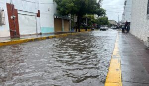 Como río las calles del Centro de Mazatlán ante lluvias de ‘Vance’ este jueves