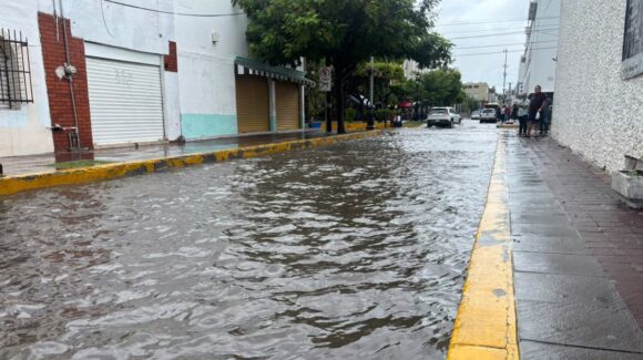 Como río las calles del Centro de Mazatlán ante lluvias de ‘Vance’ este jueves