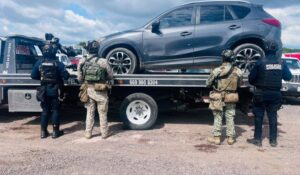 Hallan en Villa Unión, Mazatlán, camioneta robada en Culiacán, Sinaloa; llevaba 15 días abandonada