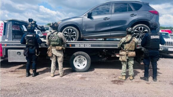 Hallan en Villa Unión, Mazatlán, camioneta robada en Culiacán, Sinaloa; llevaba 15 días abandonada