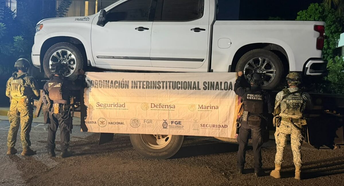 Aseguran una camioneta con blindaje y sistema ‘ponchallantas’, con cargadores fusil Barrett calibre .50. en Culiacán, Sinaloa