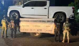 Aseguran una camioneta con blindaje y sistema ‘ponchallantas’, con cargadores fusil Barrett calibre .50. en Culiacán, Sinaloa