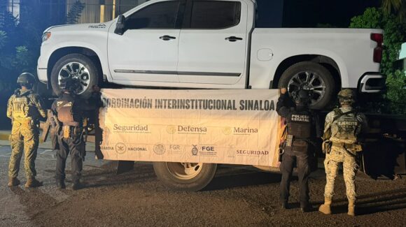 Aseguran una camioneta con blindaje y sistema ‘ponchallantas’, con cargadores fusil Barrett calibre .50. en Culiacán, Sinaloa