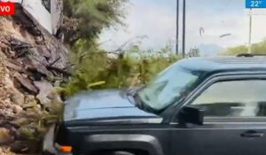 Reportera y camarógrafo son embestidos por camioneta que derrapó en transmisión en vivo, en Monterrey (fuerte video)