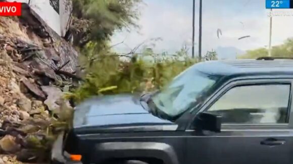 Reportera y camarógrafo son embestidos por camioneta que derrapó en transmisión en vivo, en Monterrey (fuerte video)