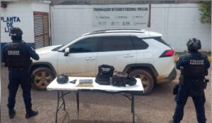 Aseguran vehículo robado, arma y equipo táctico en la sindicatura de Las Tapias, Culiacán