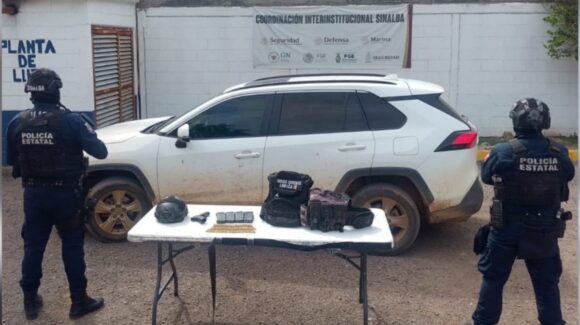 Aseguran vehículo robado, arma y equipo táctico en la sindicatura de Las Tapias, Culiacán